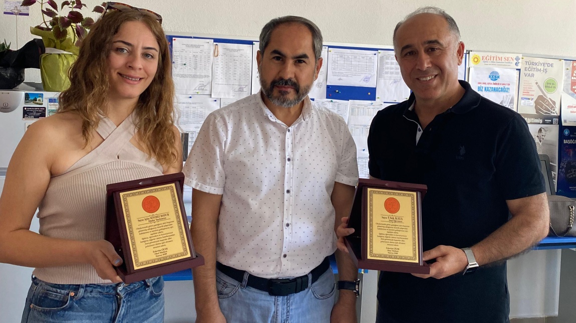 İl içi yer değiştirme sonucu okulumuzdan ayrılan Müdür Yardımcımız Aylin SÖNMEZ BODUR ve Sınıf Öğretmeni Ufuk KAYA’ya Plaket takdimi yapıldı. Okulumuza katkıları ve emekleri için teşekkür ederiz. 